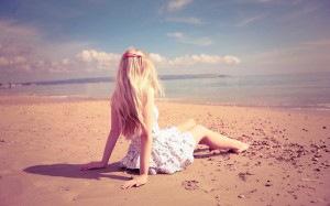 hd-strand-achtergrond-met-een-meisje-op-het-strand-hd-zomer-wallpaper-foto